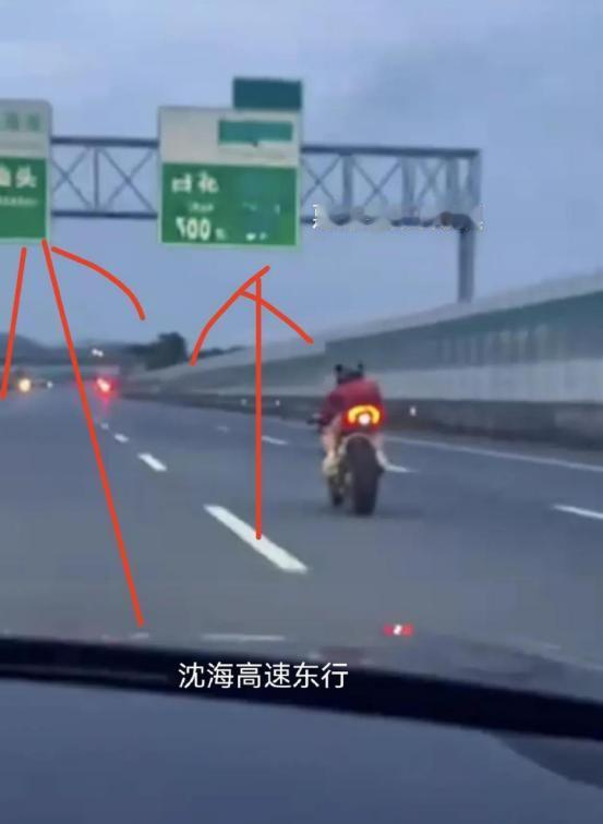 已经查到了，事发路段基本可以确定！近日，沈海高速上一名女骑手与一辆小轿车高速竞速