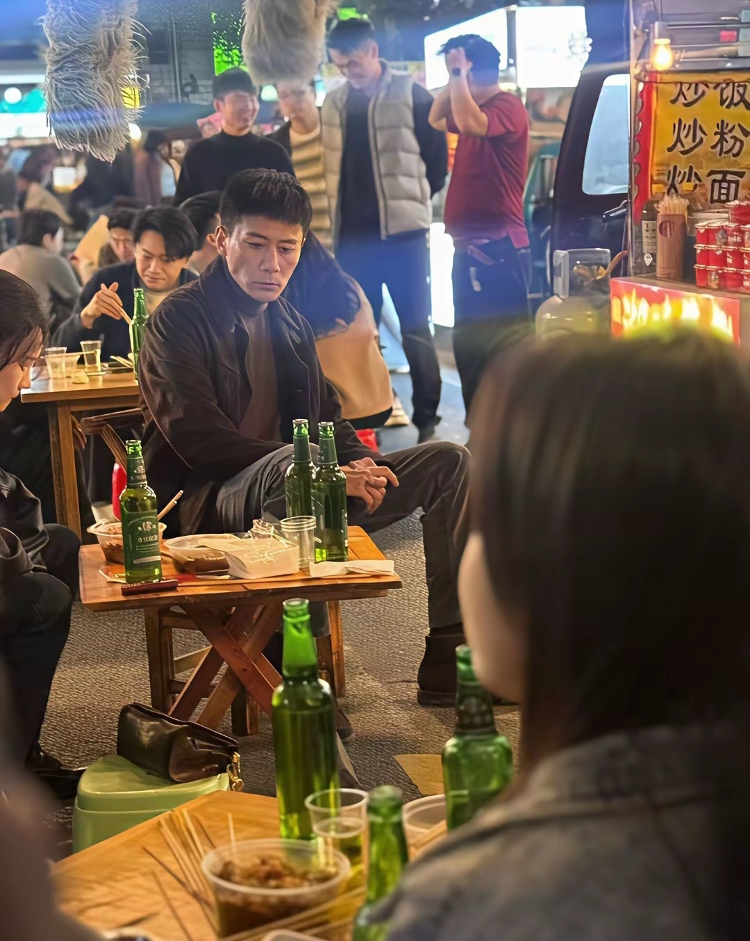 偶遇刘烨吃路边摊，这瘦的有点太过了，男明星也在追求白幼瘦吗？