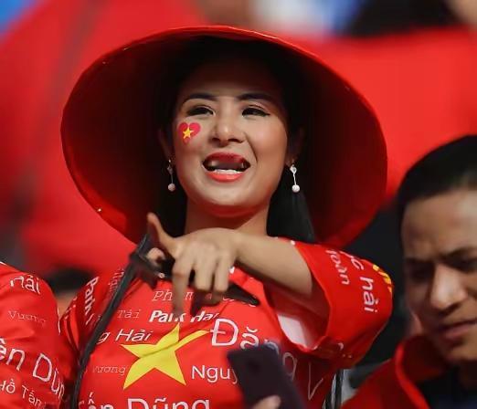 越南球迷非常高兴，因为他们半决赛遇到了中国队。U23男子足球队，