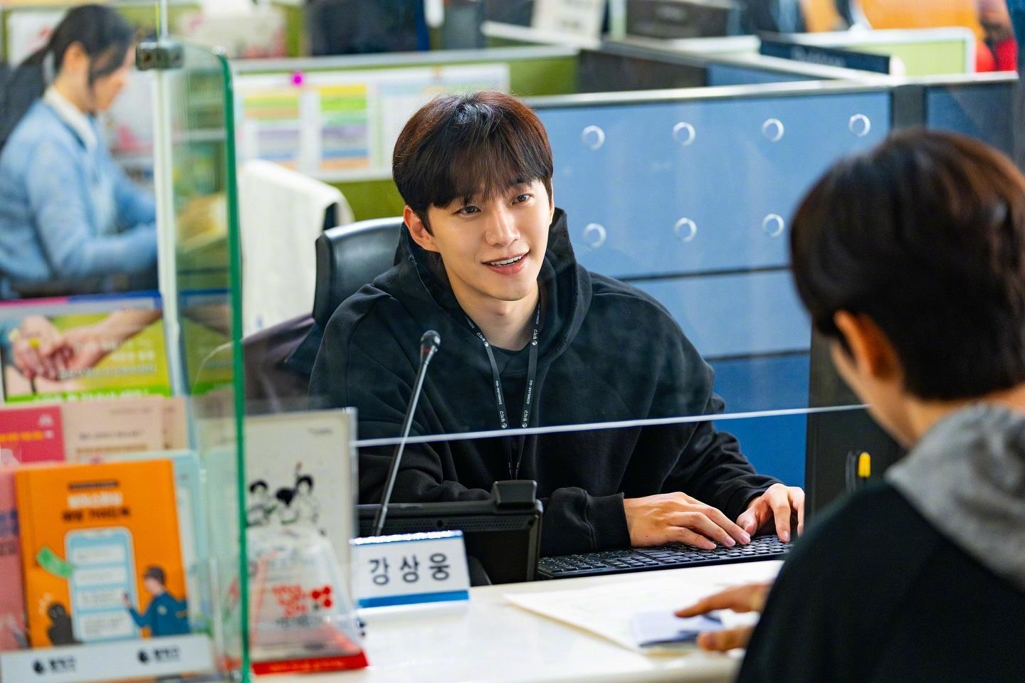 李俊昊金慧埈金炳哲金香起主演Netflix新剧现金英雄公开剧照。该剧改编自