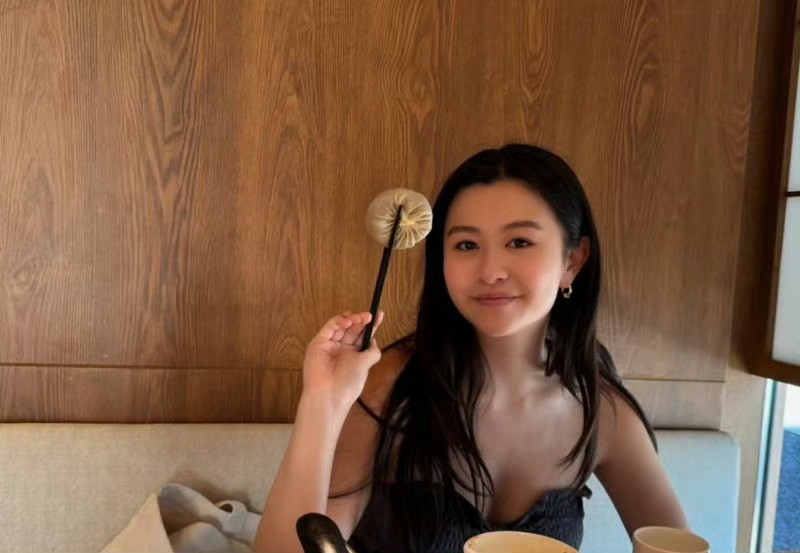 邱淑贞二女儿晒照，二女儿这脸和妈妈长的很像啊，一个模子刻出来的🤩🤩