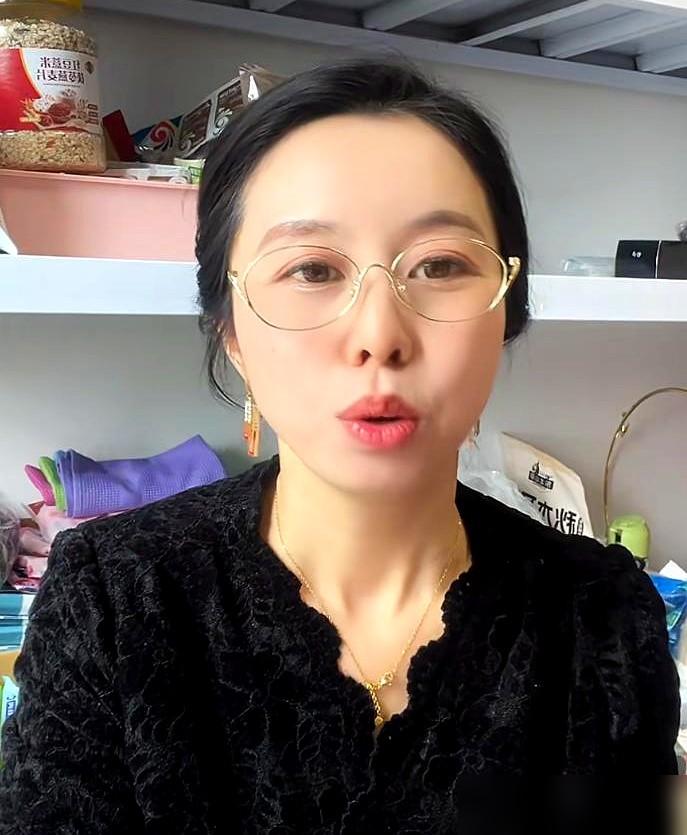 田静因为长相被骂，千万阅读直接炸了锅。可她直播间，偏偏就是爆不起来。曾经的