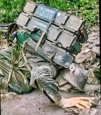 即使是摆拍，也认可照片的价值，它是一次真实重现。很多人的付出比这位小战士