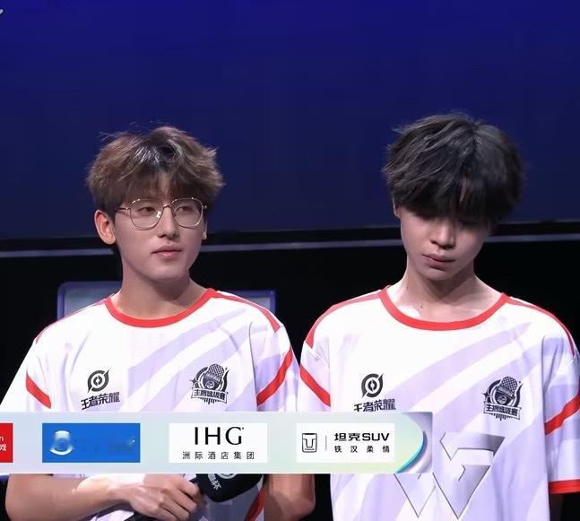 天云一定要保持45度然后低头说话吗？随手几个截图就是颜值和气质的降维打击。心疼早