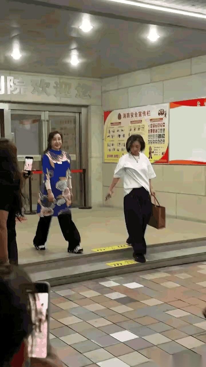 百花奖活动的现场镜头里，扫到了70多岁刘晓庆的一个动作。在这个本该走路盯着脚底
