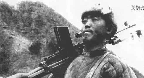 1951年，美军飞机低空扫射我军阵地，一个急红眼的战士端起机枪往天上射了14枪，
