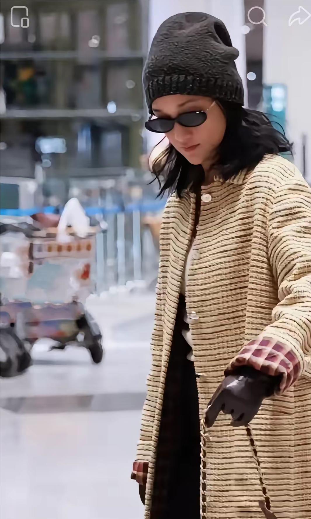 周迅穿26年最新款香奈儿，大品牌，也不咋样，像麻布制造，周迅穿着，好像和普通一件