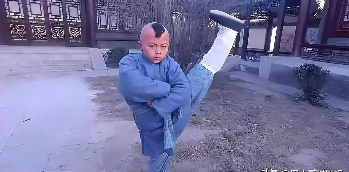 【62岁李连杰收谢苗签名内裤笑出泪！30年后再续"父子"情，8000万网友暴风哭