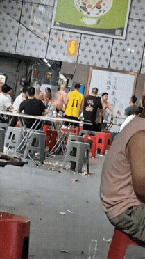没人劝的话，光膀子大哥不会这么冲的，气氛都烘到这了，你说怎么办嘛[滑稽笑]
