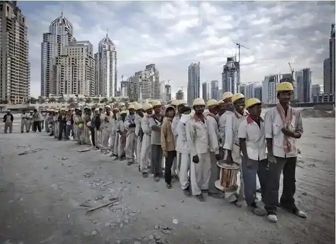 海湾国家最狠的地方，不是把印度劳工用得有多狠，而是从一开始就没给他们“留下来”