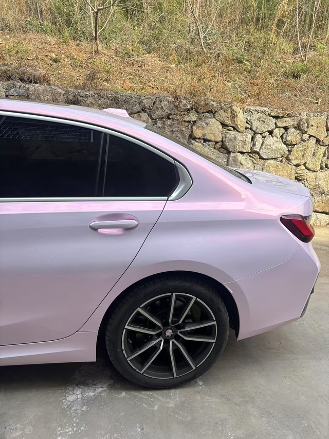 24款宝马三系提车一年多了提车一年多了，开了不到一万公里平时就上班通勤，跟大家