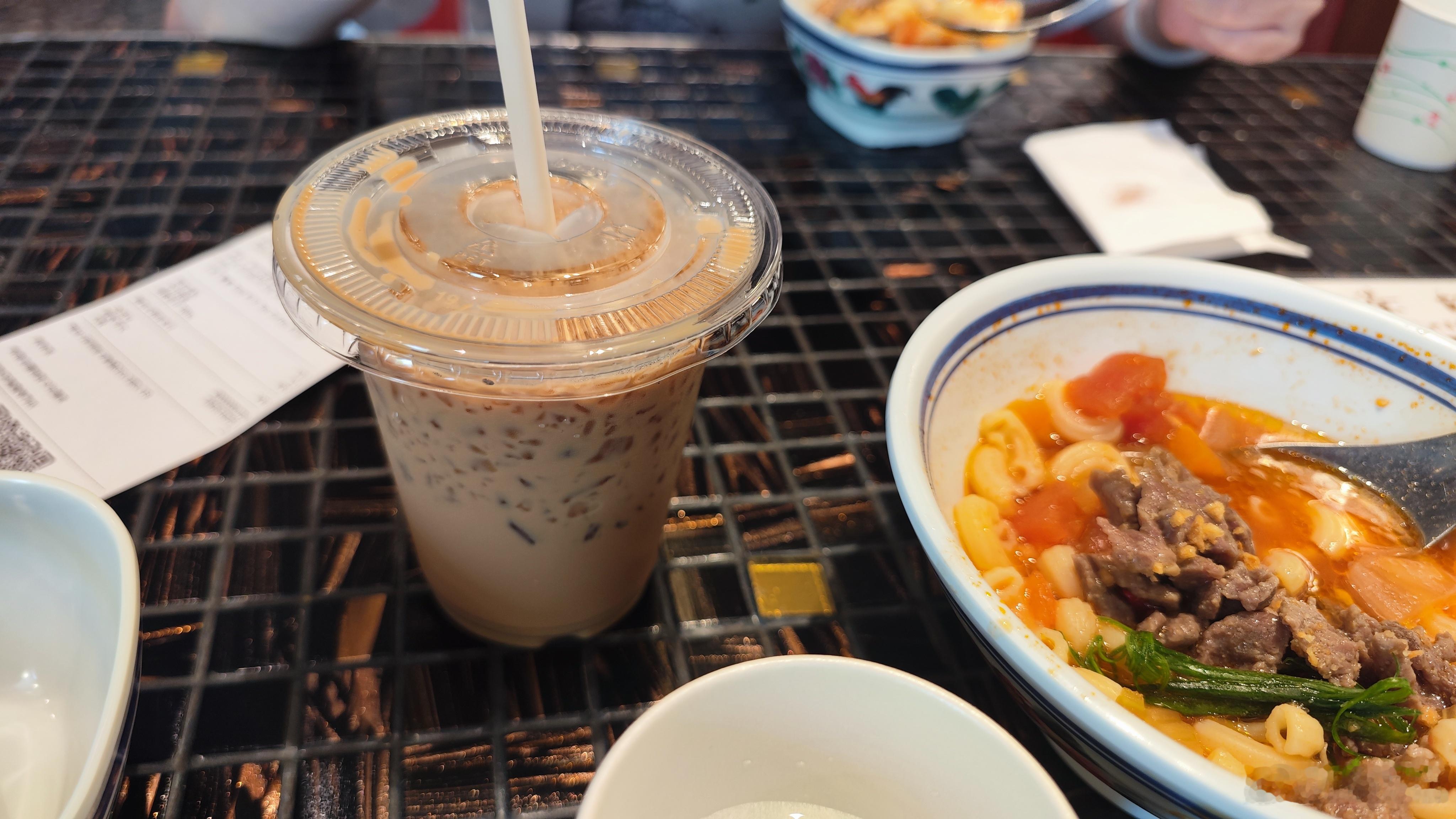 香港的茶餐厅「我杯茶」在深圳湾开了家分店，价格也挺香港，一个粉面基本都48起步，
