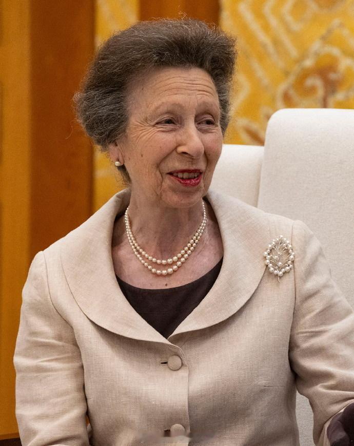 最近英国安妮公主外访韩国、泰国以及内部去北爱尔兰时都佩戴了一枚叶形胸针。这胸针结