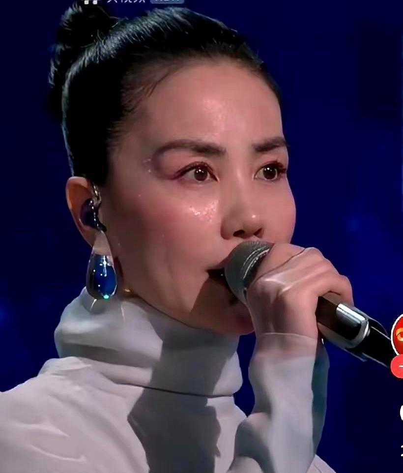 55岁伊能静要跳高空伞染粉头！同岁王菲正素颜蹲胡同啃梨伊能静之前猛搞生酮，瘦