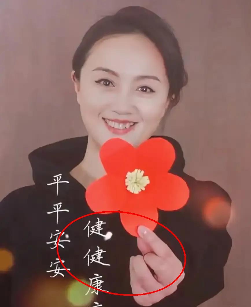 对于朱媛媛说过的话和表现的细节，朱媛媛在电影首映礼的眼泪藏着未说出口的牵挂。