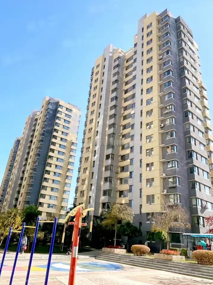 你发现没有？住房一旦过了十年，第一批住户基本都换房搬走了，换第二批邻居登场。接下