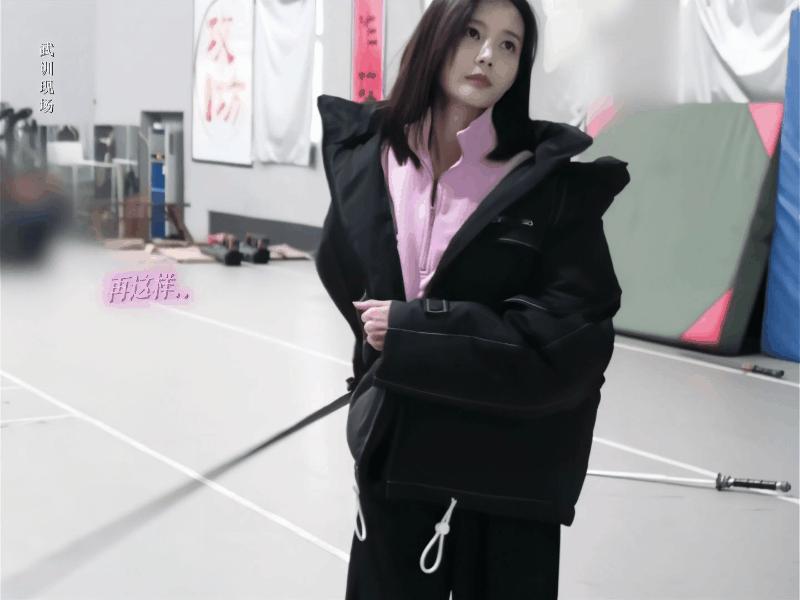 李一桐第一剑敬自己李一桐的剑：主人好帅！羽绒服：那我走？该说不说，李一桐更是绝帅