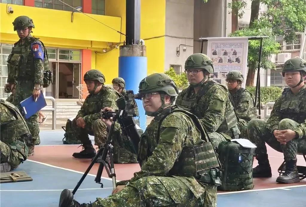 “我不会和解放军兵刃相向，我会选择和台独分子同归于尽！”台湾青年收到当局动员令，