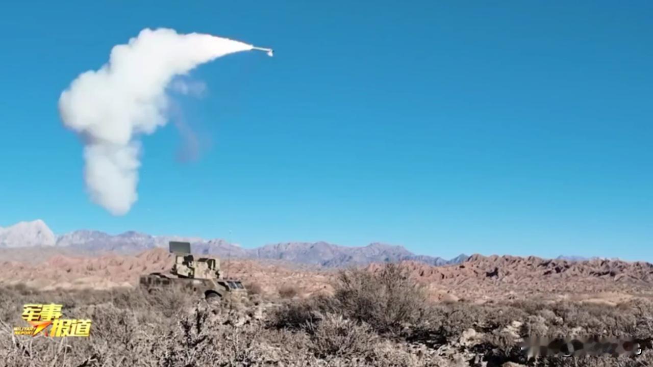 大漠深处，红旗17实战化演练，实弹拦截空中目标！近日，新疆军区某团，开展实战