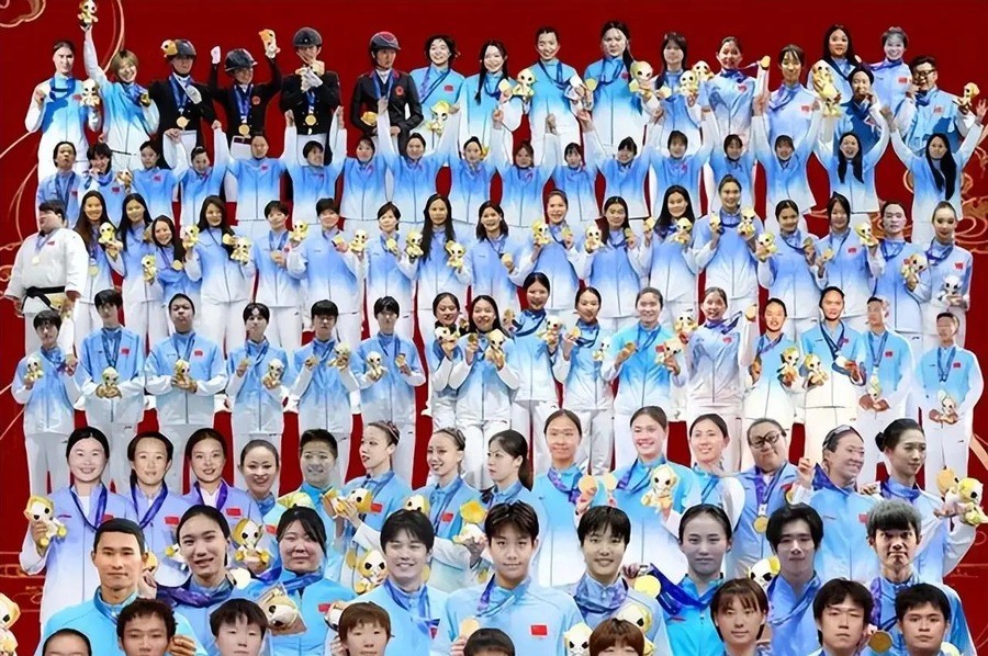 亚运169金合照刚发一天就吵翻天：三金王曼昱蒯曼站两边，一金孙颖莎占中间，粉丝互撕逼得央视和体育总局