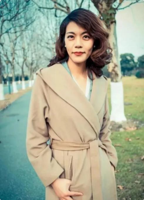 复旦大学陈果曾说："没有任何一个女人，会在自己喜欢的男人面前表现得很强势，而强