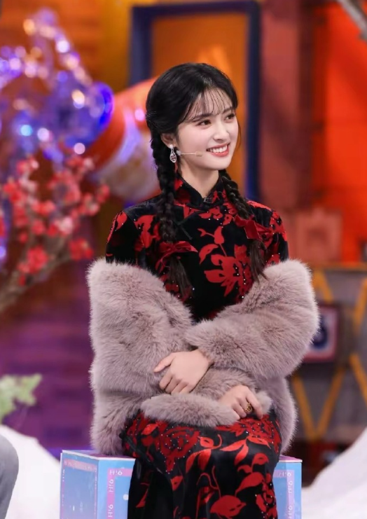 谁懂啊！沈月最近直接把“低调”玩成了隐藏技能，悄咪咪搞事还全员瞒住，所以她的禁忌