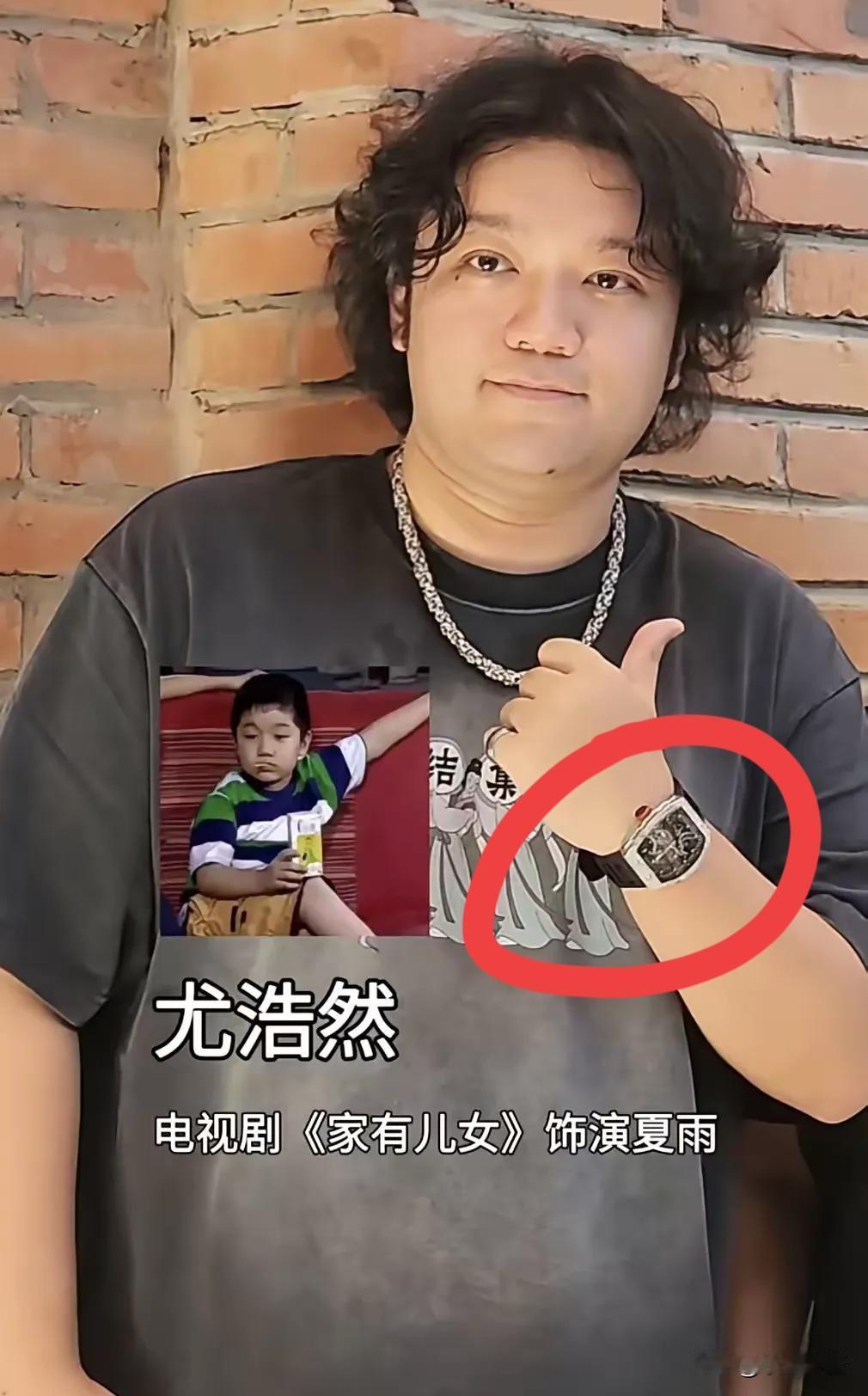 娱乐圈果然没有穷人。[捂脸哭]《家有儿女》中的小雨长大了，但也长残了，28岁的