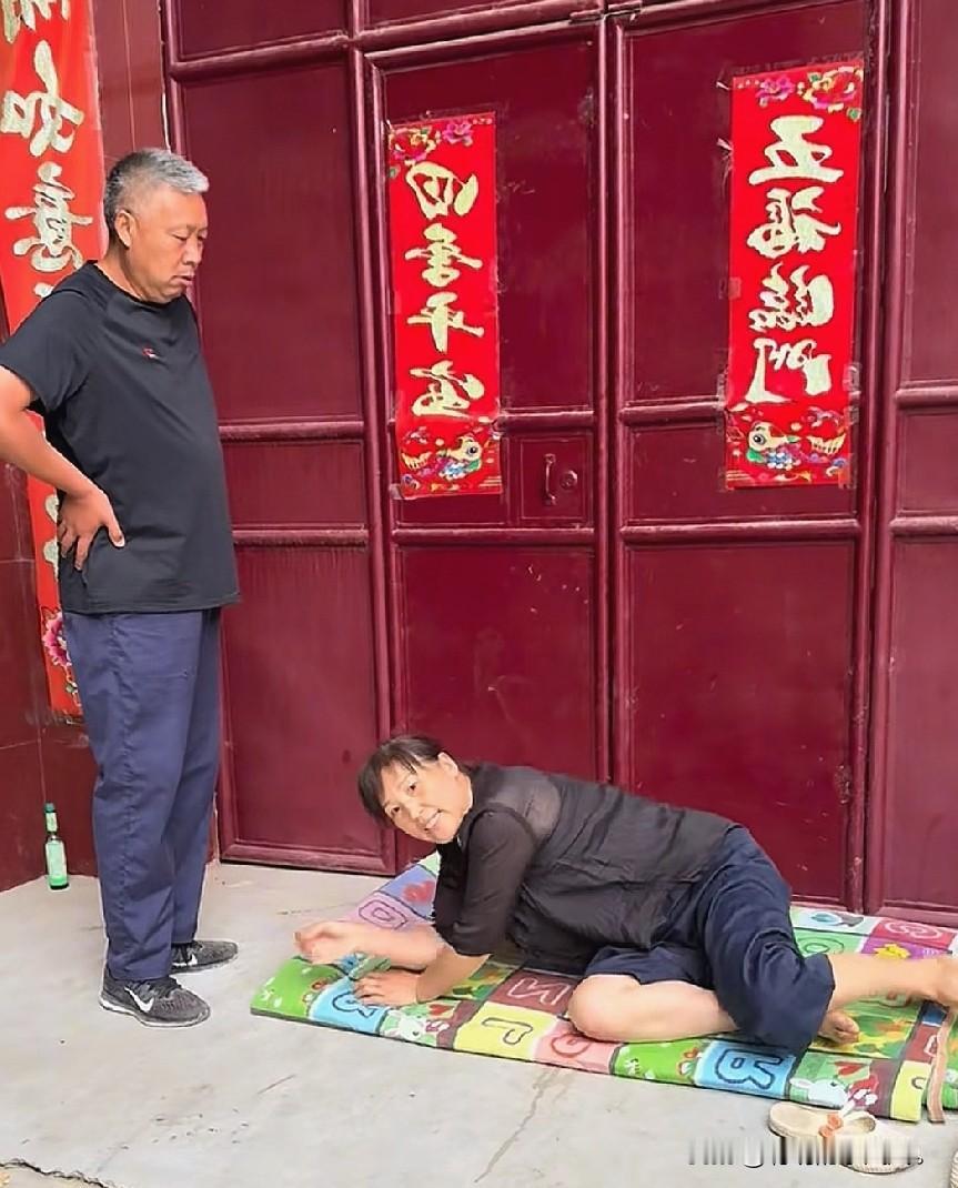 小故事！大飞他妈刘二蛋又开始作妖啦。她睡在大飞家的大门堵着大门