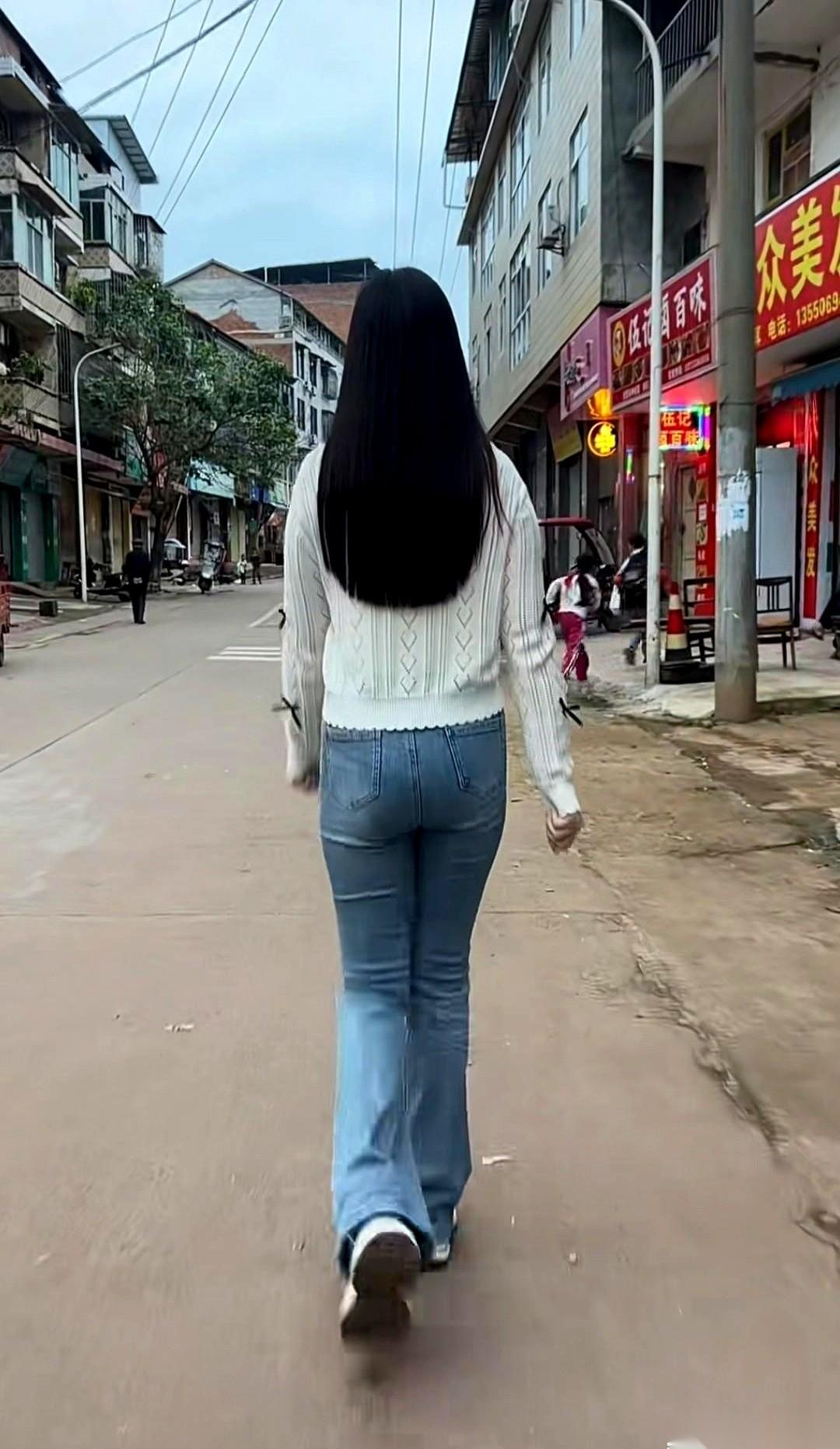 说真的，有些人的背影，杀伤力比正脸还大。就这么一头黑长直，像瀑布一样，安安静静