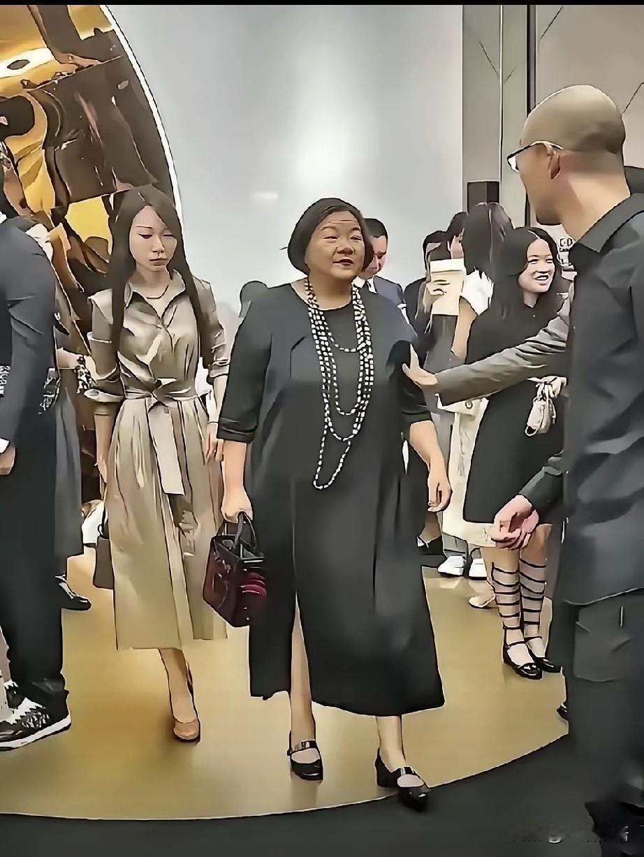 啥叫气场？看了洪晃你就知道了。只要这个人出现了，全场的注意力都在了她身上。
