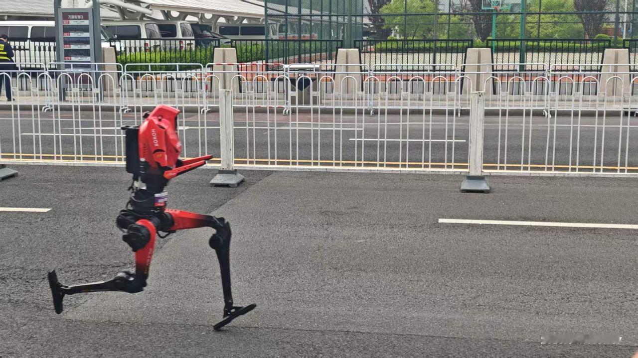 荣耀机器人跑步速度太快了！4月19日，2026机器人半马在北京亦庄开跑，共有