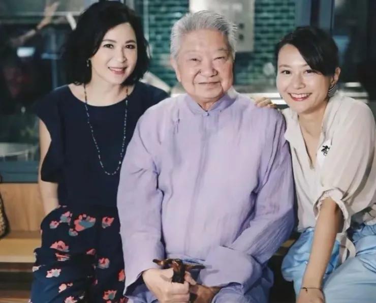 蔡澜是香港四大才子中拥有女朋友最多的，一年至少一个，而且蔡澜说了，丑的照杀，交女