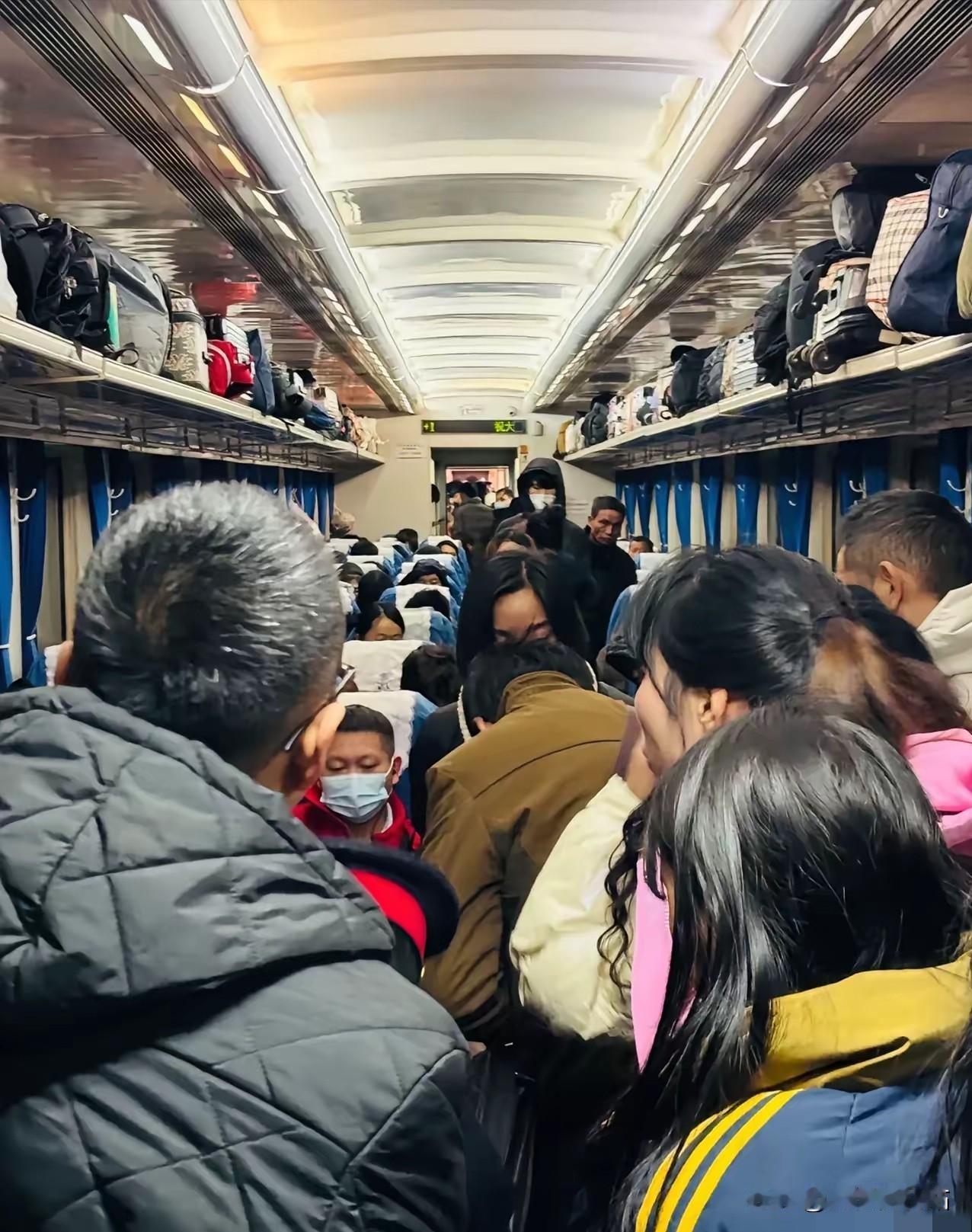 飞机没想到，高铁没想到，大巴更没想到，一年一度的春运开始，绿皮火车竟然一票难求！