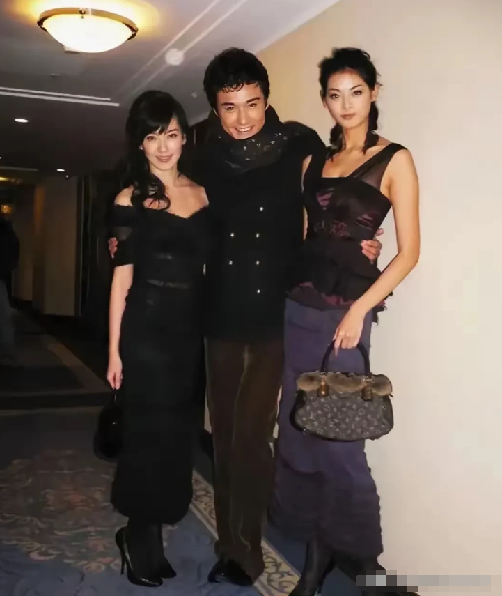 胡兵身边的二位女伴，好抢眼！第一，左边这位美女，娇小玲珑，颜值爆表，第二