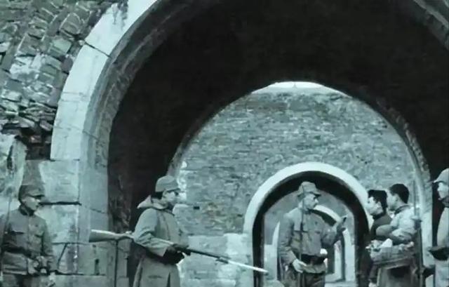 1941年，一位老妇人请汉奸侄子吃饭，突然压低声音问道：“侄儿，能不能给我弄3