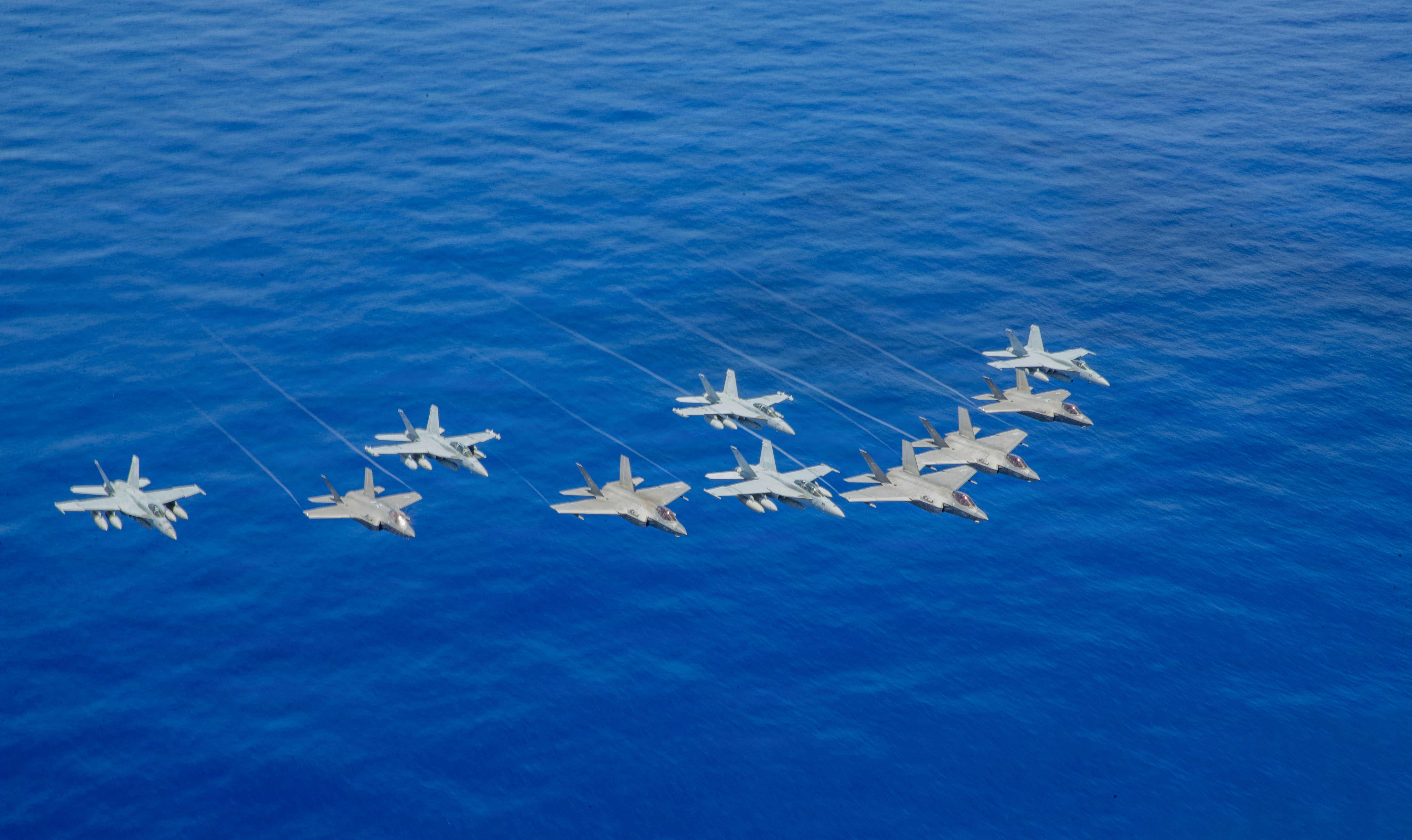 “勇敢之盾-2026”联合演习，第5舰载航空联队舰载机和F-35A编队飞越“乔治