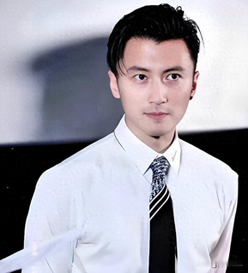 谢霆锋承认爱王菲却拒婚，两人多年后牵手，纹身暗示真相。谢霆锋最近在短视频上说了