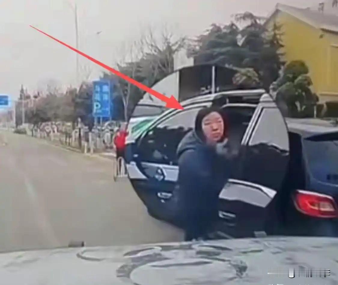 竖中指的大姐，这是遇到狠人了！大姐的内心戏其实在那一刻很丰富：我在家里都