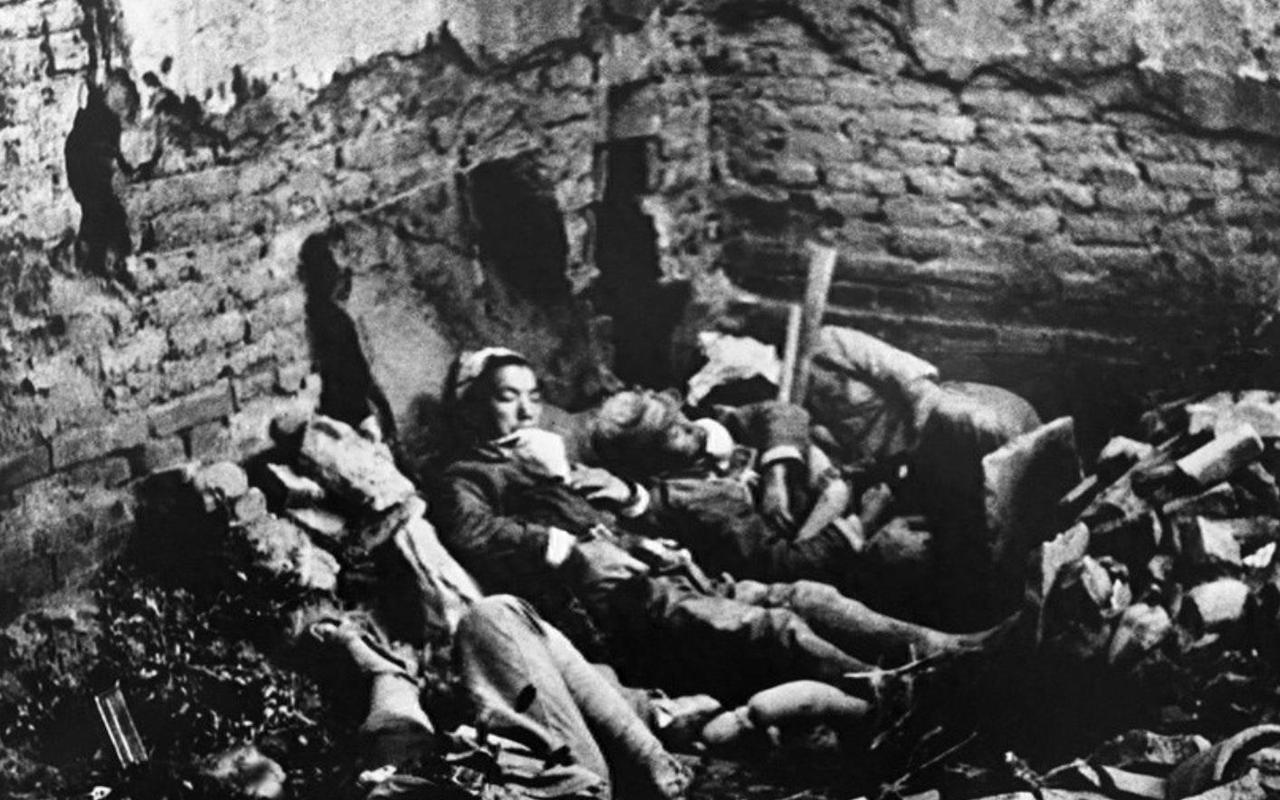 1941年，八路军平北军区第10团1营1连正在休整，部队驻扎在某村。1天清晨，连
