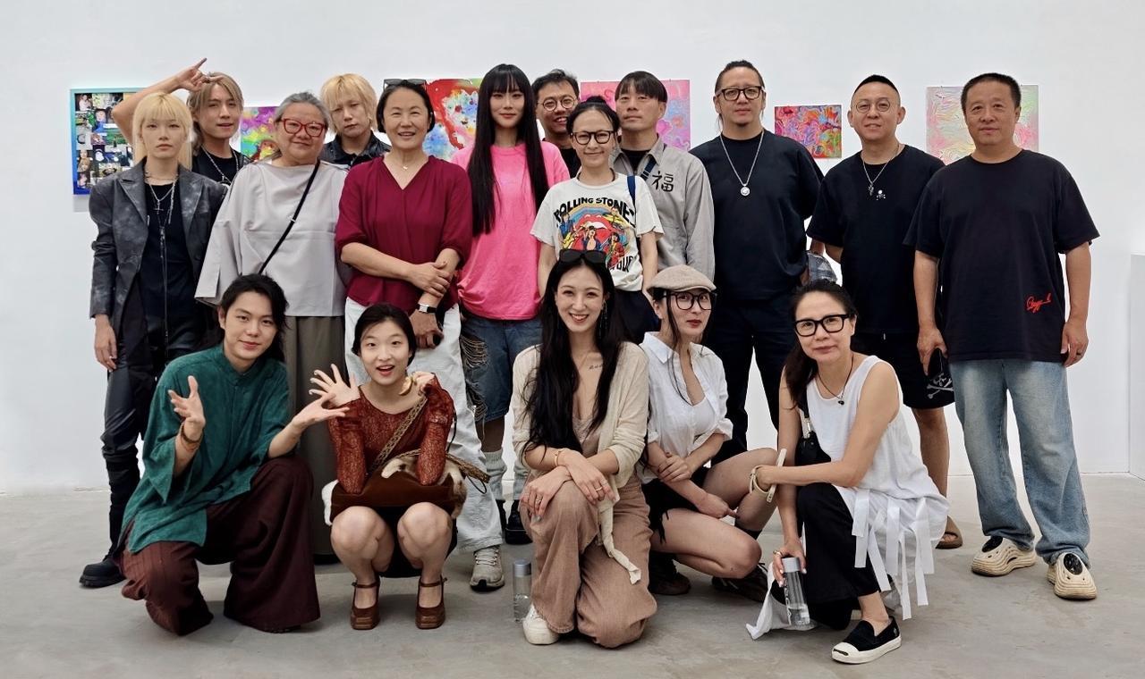 窦唯前妻晒女儿画展照片，洪晃等京圈名人都来了，看在窦唯的面子上给窦佳嫄捧场。