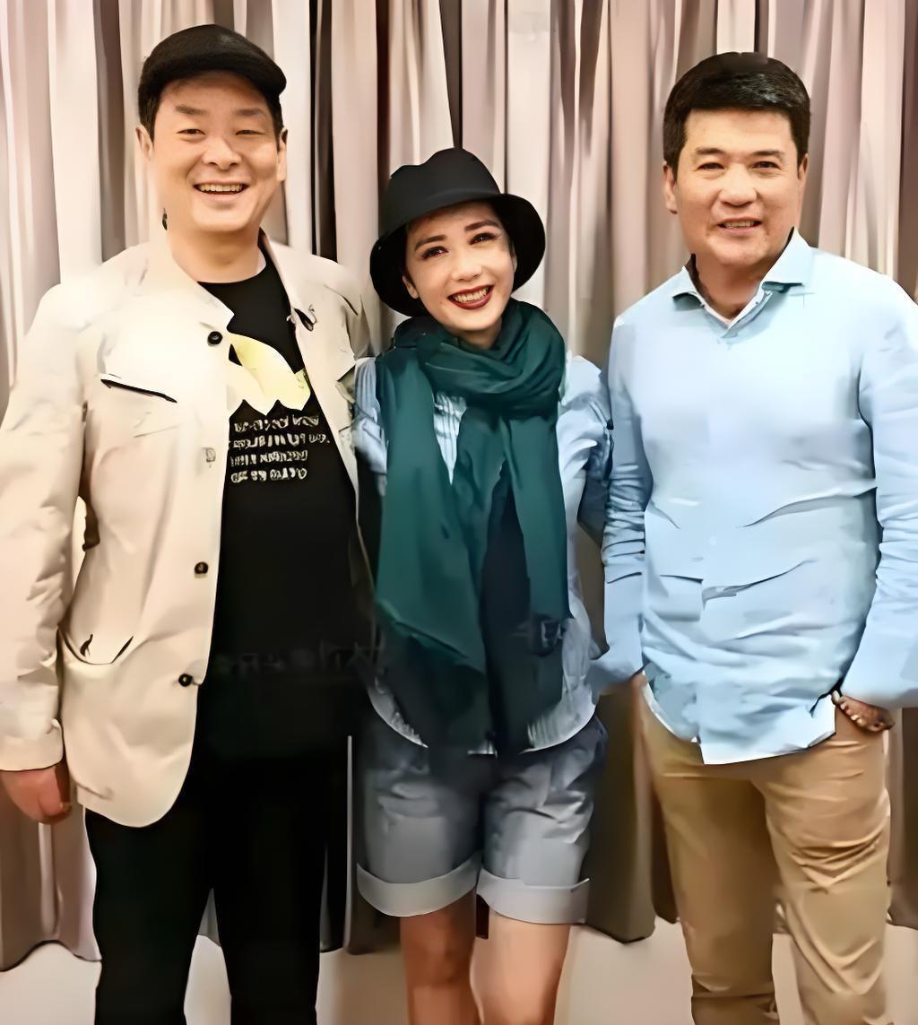 #老照片#三位影视圈的俊男靓女，都是大名鼎鼎的明星人物。左边大帅哥，是曾经的