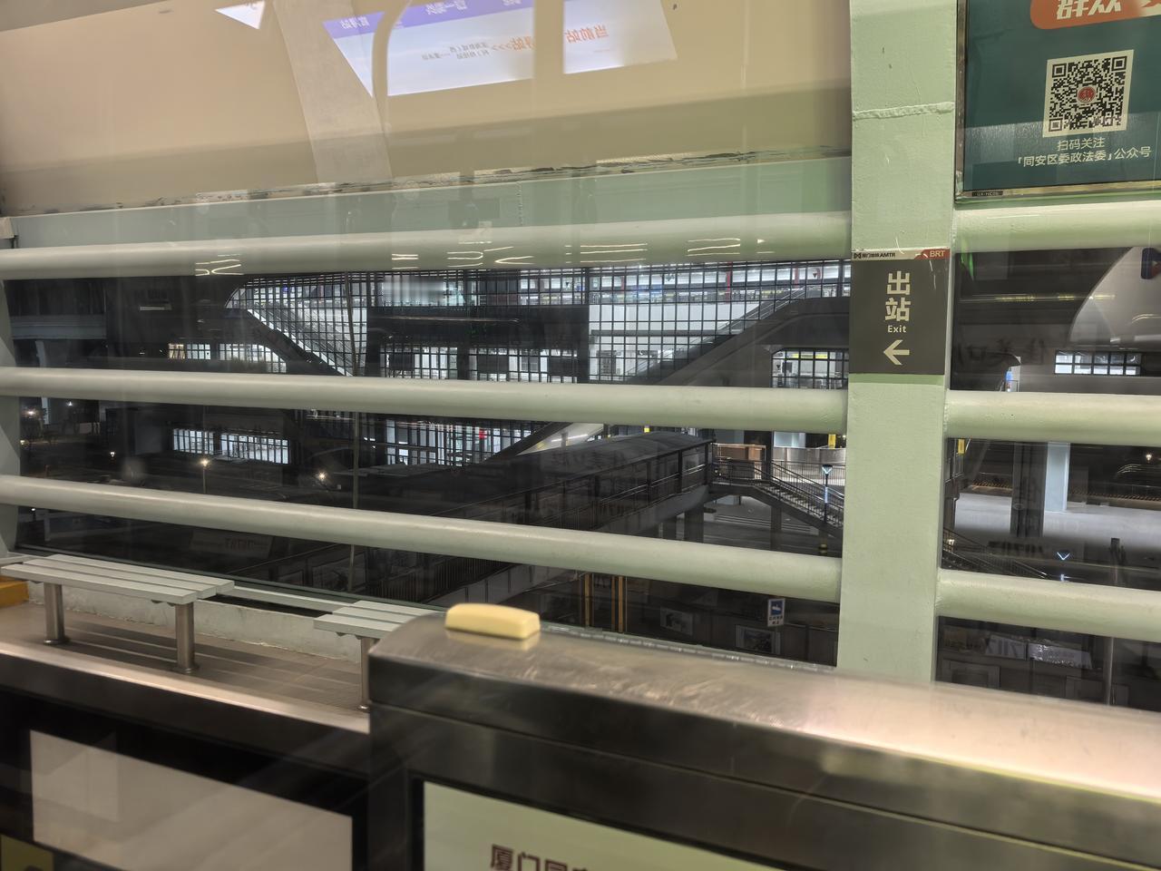 厦门地铁4号线官浔站。。。同安老城区以后去北站或者机场的话可以在这里换乘。。。好