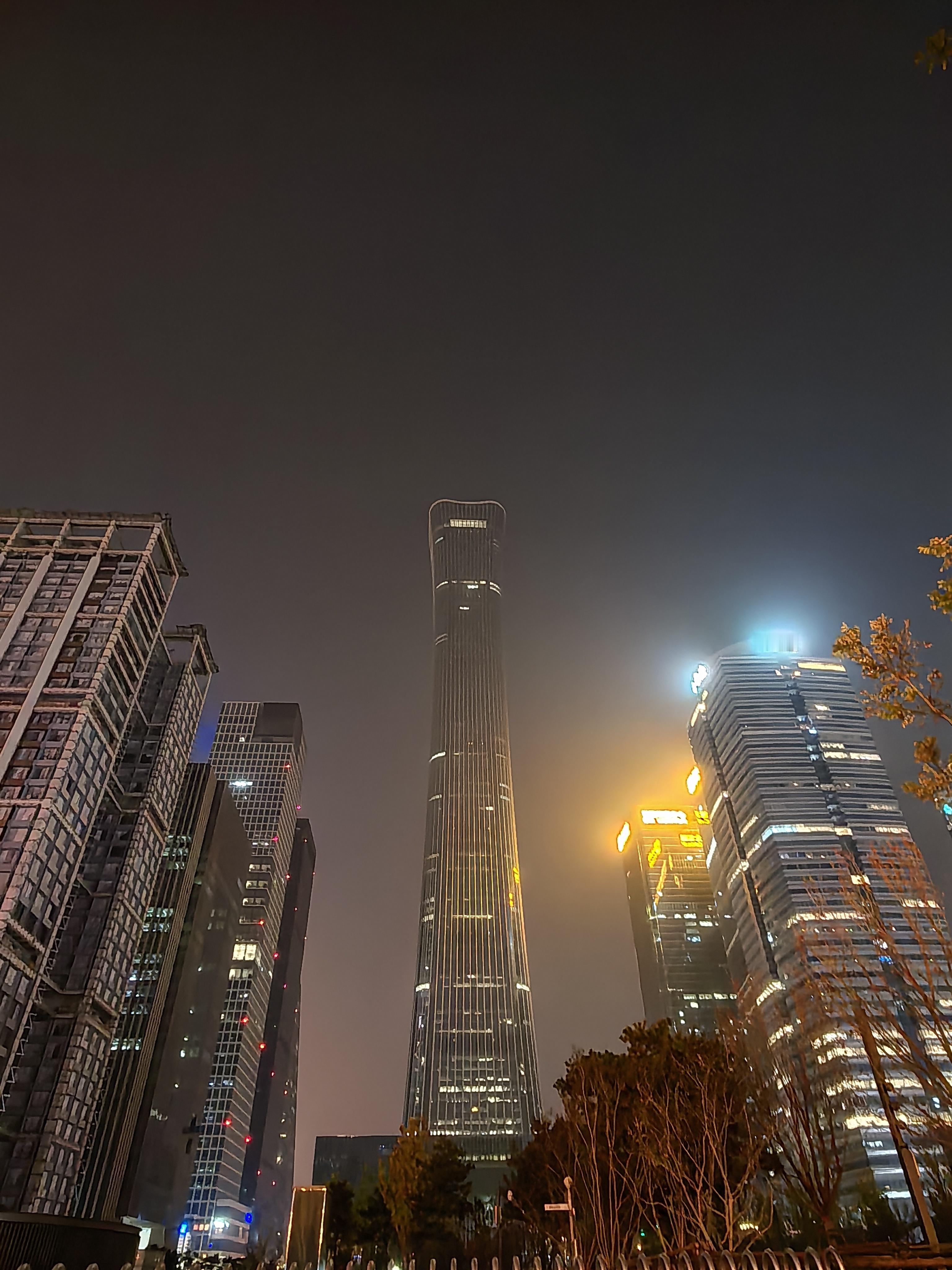 印象里这楼一直是烂尾楼，看见才意识到它已经修好一段时间。不过话说回来，北京有这