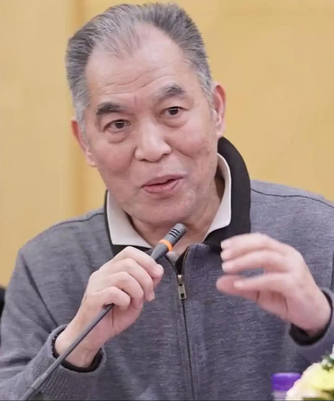作家梁晓声说过一段很清醒的话：“别指望任何人给你养老。真到了动不了那天，亲