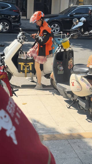 这位外卖小哥，内心里藏着一颗少女心吧！瞧他这一身的穿着打扮，真是比女人还女人？