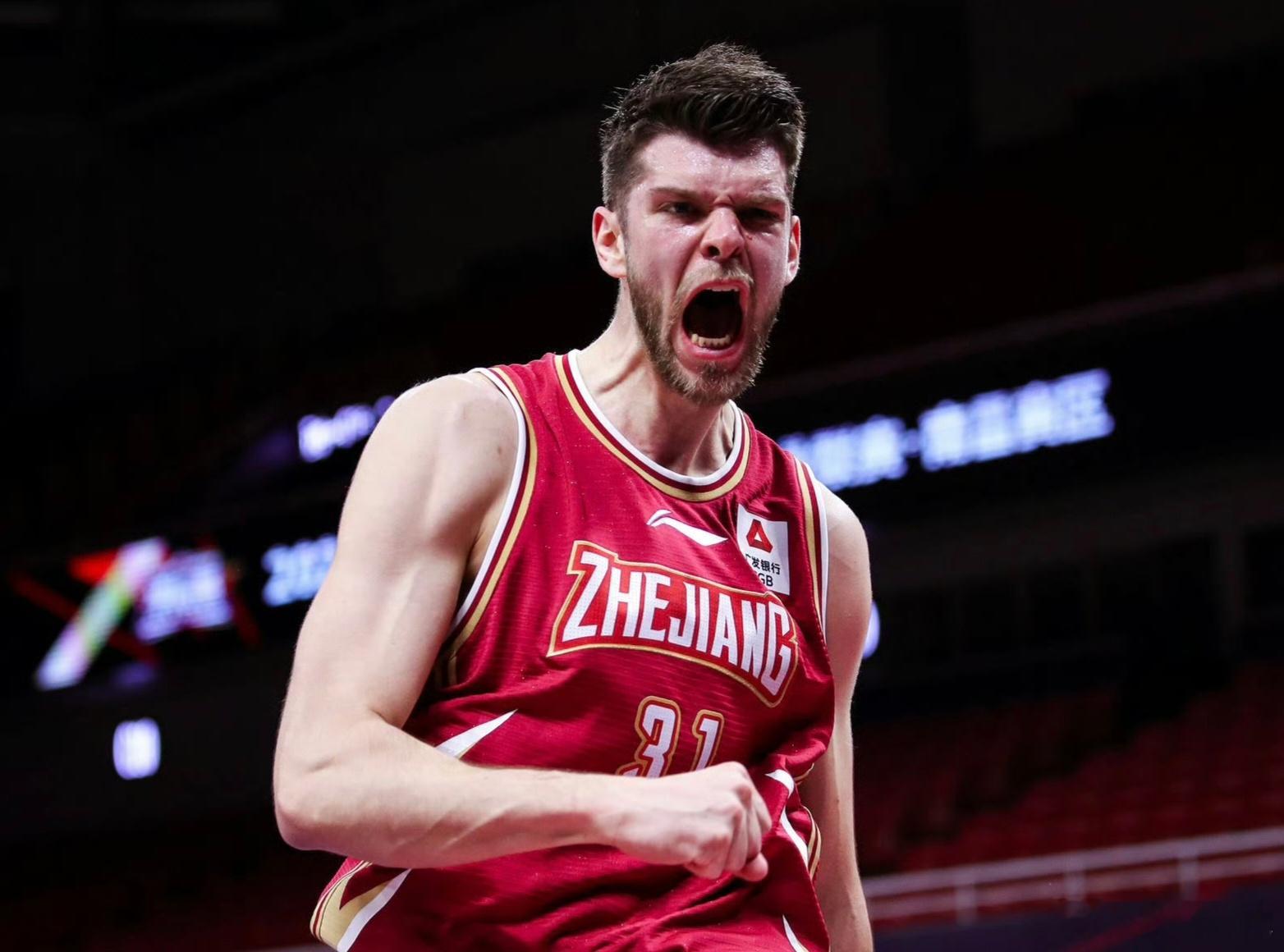 哇广东队传说中的大外援终于来了，正是CBA老熟人拉科塞维奇，2米11的白人内线，