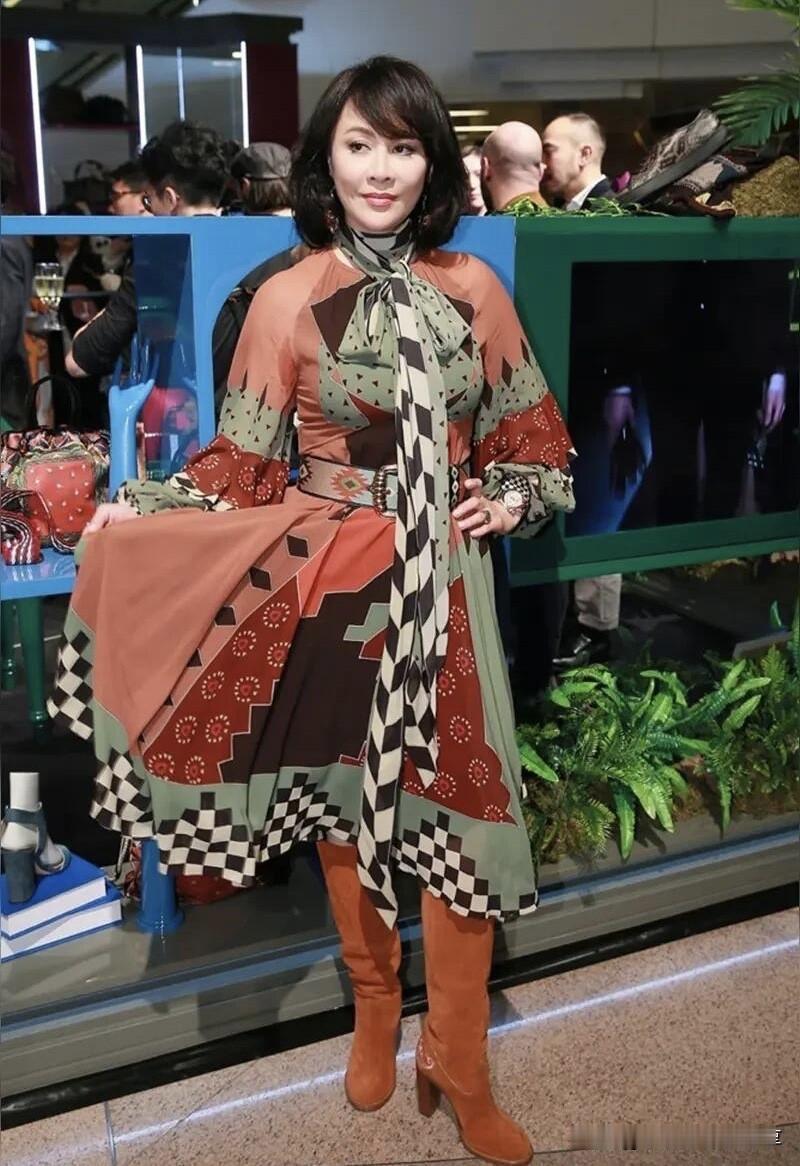 刘嘉玲和姚晨穿着同样的衣服，但气质上明显就有差别，身材苗条一点的姚晨穿在身上更有