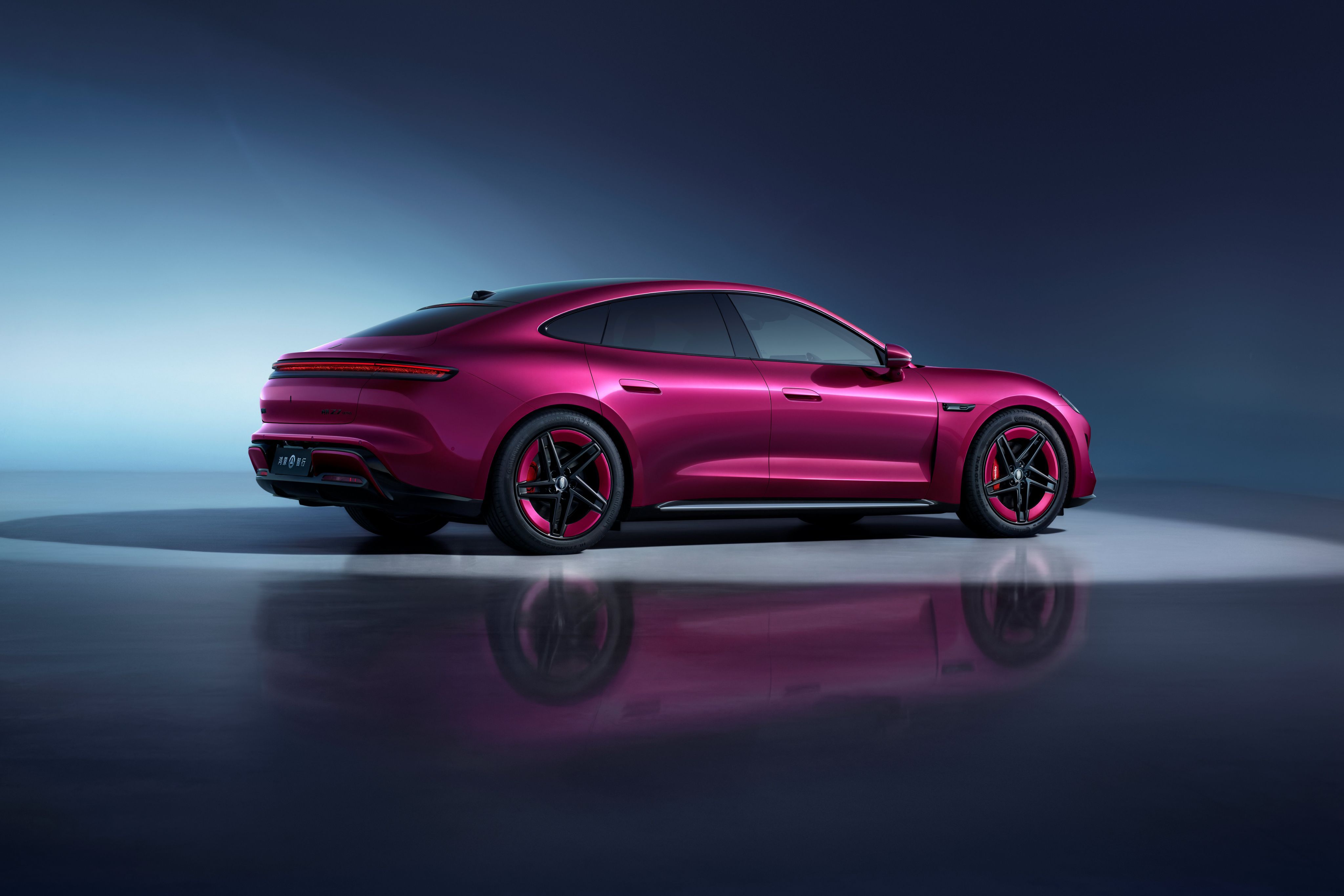 喜欢性能轿跑范儿的，尚界Z7T值得细看。搭载华为途灵平台，利用激光雷达实现道路预