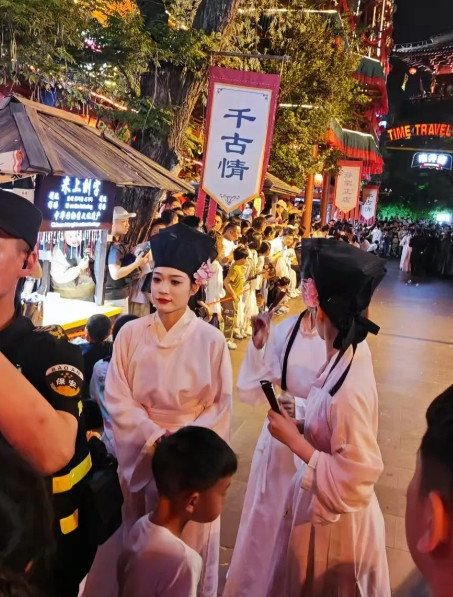 我们这次去杭州旅游，去杭州宋城游玩了三个多小时。这个景点是自费，大人孩子都是32