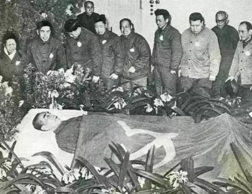 1976年1月8日，周总理逝世后，由韩宗琦负责为其穿寿衣。可当韩宗琦接过卫士们递